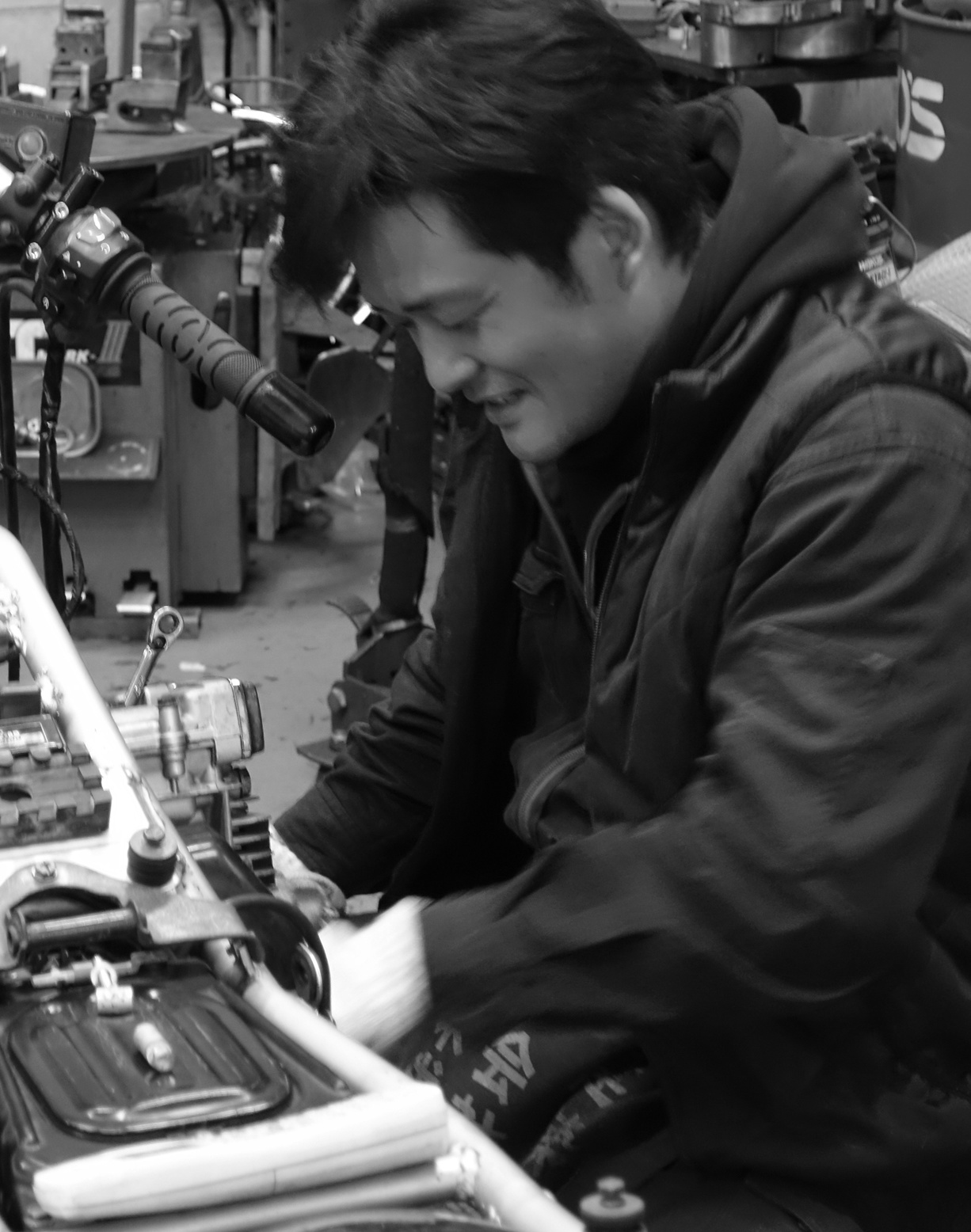 バイクを整備する男性